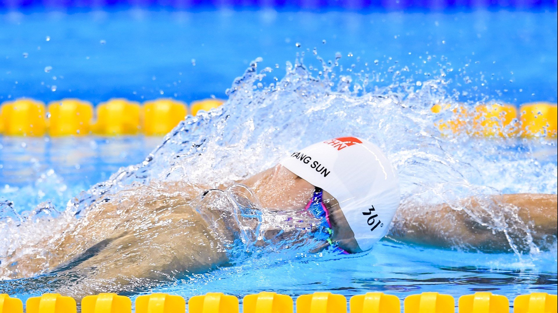 “极限漂移：高速弯道中的速度与美学”，弯道漂移超车